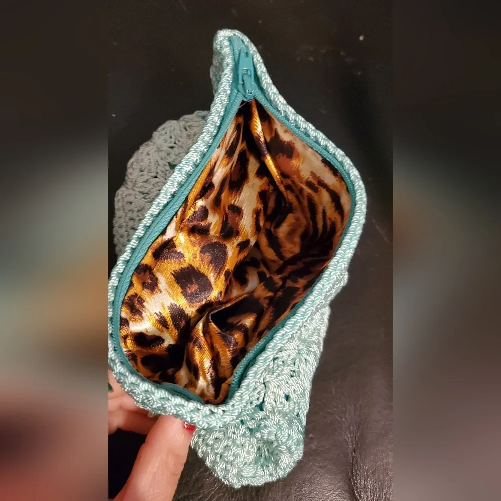 Crochet Make-Up Pouch [Free gift w/ purchase]